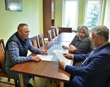 Ilustracja do artykułu: Podpisano umowę na dowóz dzieci na naukę pływania.