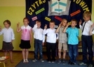 Zdjęcie z galerii: Pasowanie na czytelnika w SP w Róży Wielkiej